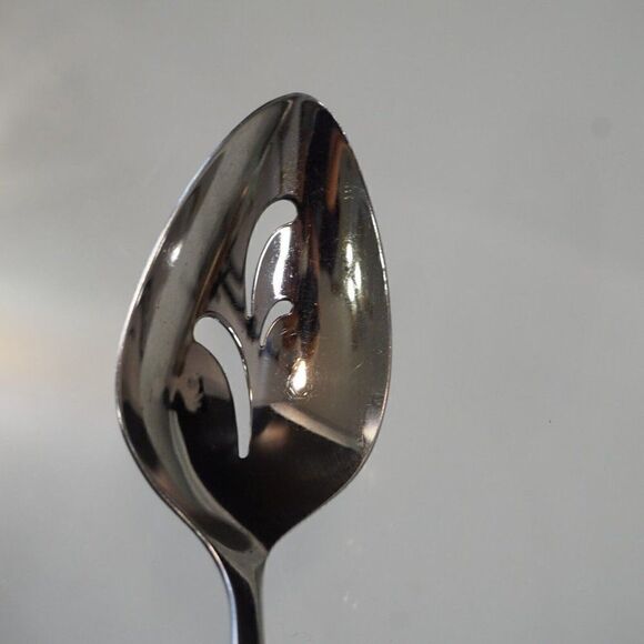 Vintage Oneidacraft Wintersong Pattern Deluxe Stainless Slotted Serving Spoon - Picture 2 of 7